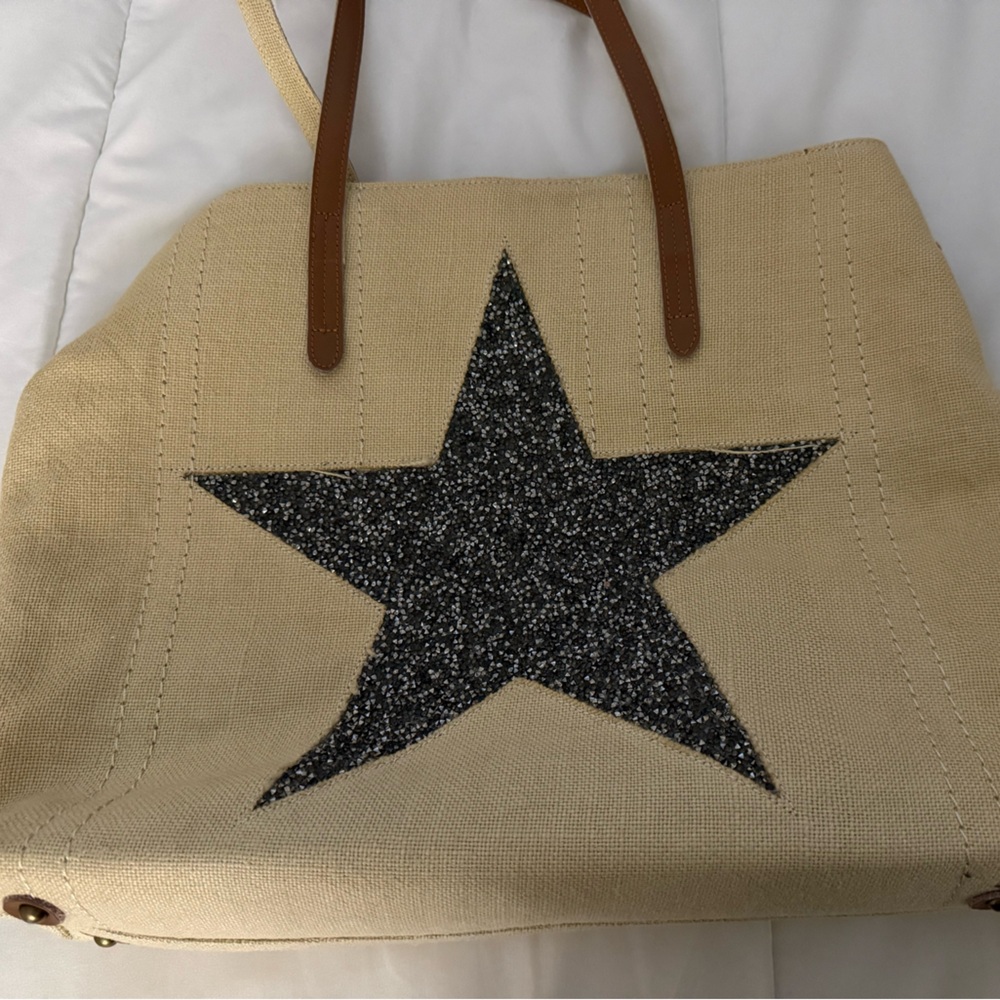 Straw beach tote bag with glittery star